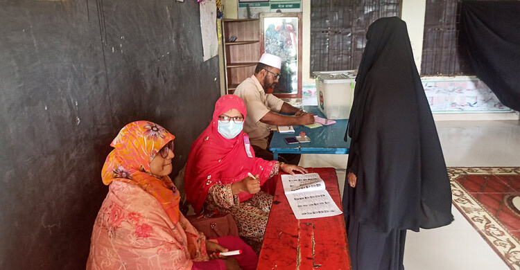 এক ঘণ্টায় তিন বুথে ৬ ভোট