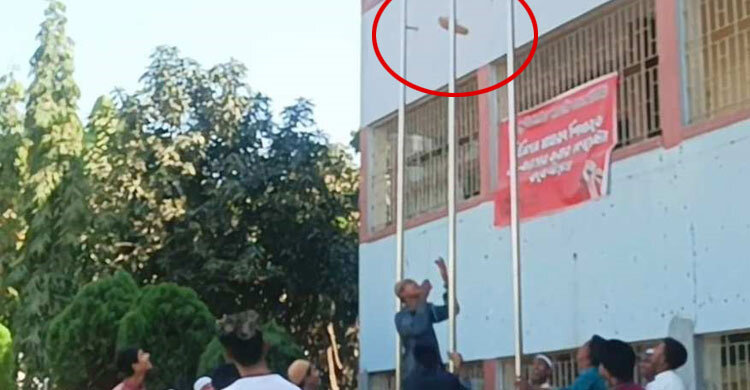 জাতীয় পতাকার খুঁটিতে বাঁধা হলো জুতা, ভিডিও ভাইরাল