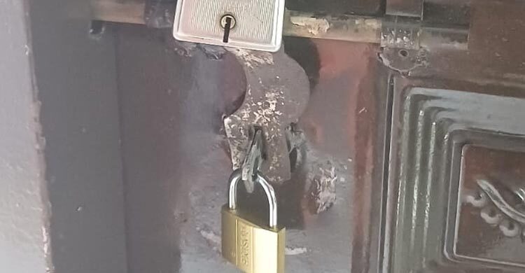 উপজেলা খাদ্য নিয়ন্ত্রকের কার্যালয়ে বৈষম্যবিরোধীদের তালা