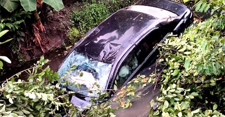 কুমিল্লায় প্রাইভেটকারের চাপায় প্রাণ গেলো মা-মেয়ের