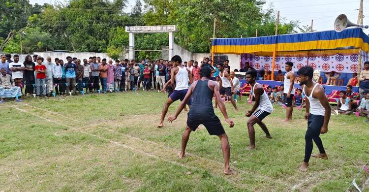 ঐতিহ্যবাহী গাদন খেলা দেখতে মানুষের ভিড়