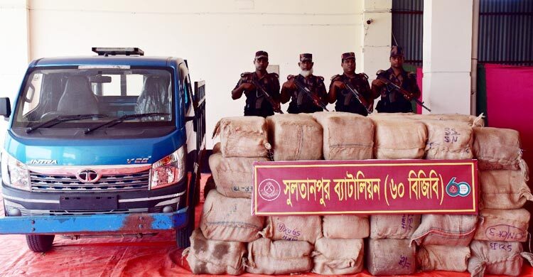 কুমিল্লায় বিজিবির অভিযান, বিপুল পরিমাণ ভারতীয় শাড়ি জব্দ