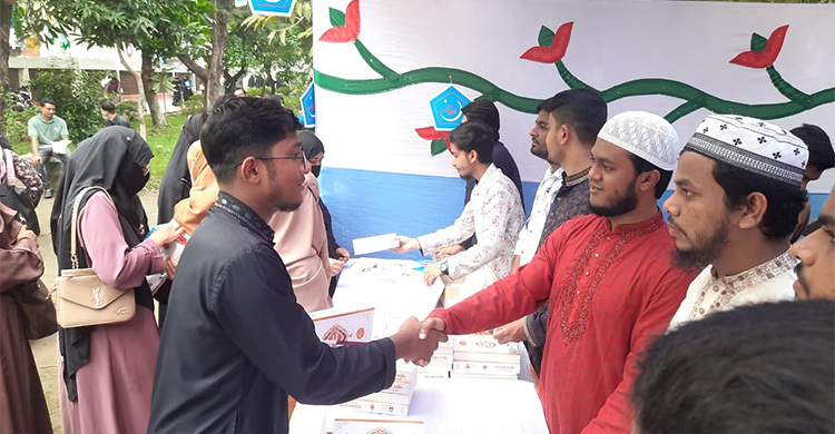 কুমিল্লা ভিক্টোরিয়া কলেজে ৭০০ কোরআন বিতরণ শিবিরের