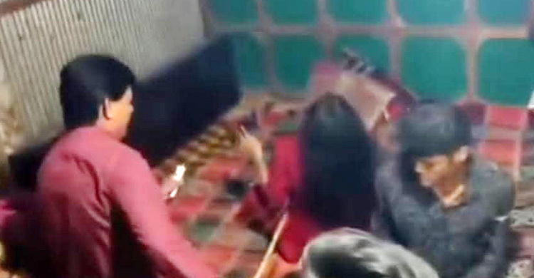 অনৈতিক সম্পর্কের অভিযোগে নারীকে পেটালেন ইউপি সদস্য, ভিডিও ভাইরাল