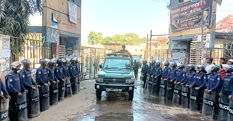 এক মাঠে বিএনপি চেয়ারপারসনের দুই উপদেষ্টার আয়োজন, প্রশাসনের তালা
