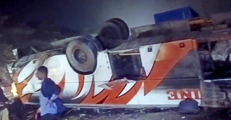 কুমিল্লায় বাস উল্টে মাইক্রোবাসে ধাক্কা, নিহত ২