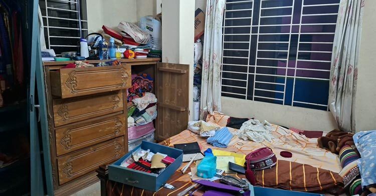 গ্রিল কেটে বাসায় ঢুকে স্বর্ণালঙ্কারসহ নগদ টাকা লুট