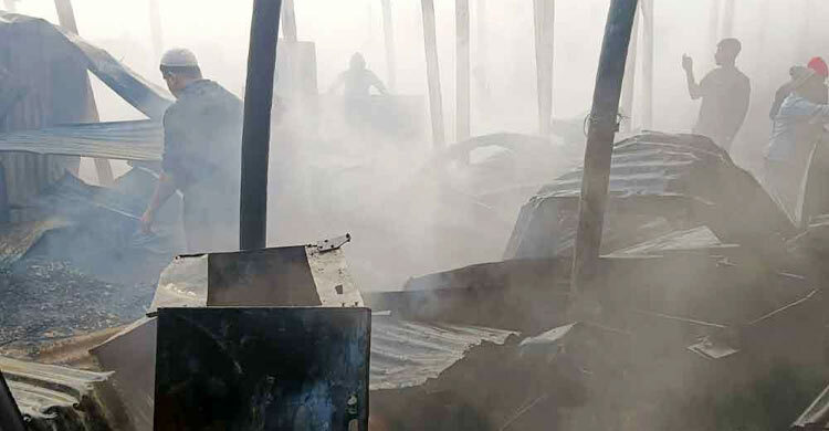 কুমিল্লায় আগুনে পুড়লো ২০ দোকান