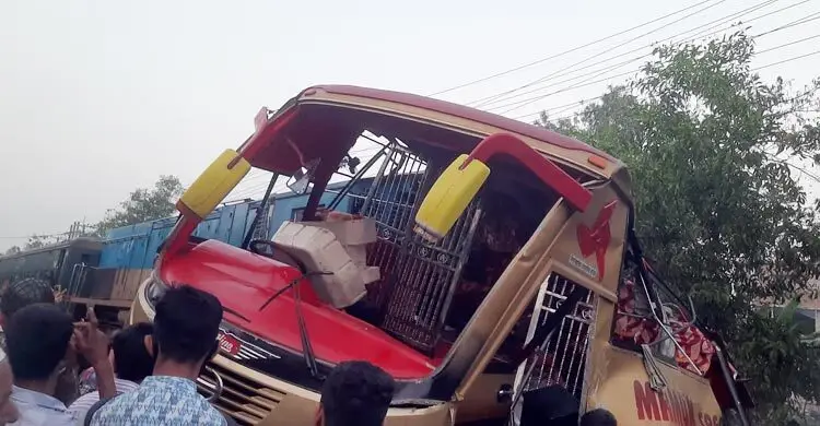 কুমিল্লায় বাস-ট্রেন সংঘর্ষ: কারণ জানতে দুই তদন্ত কমিটি