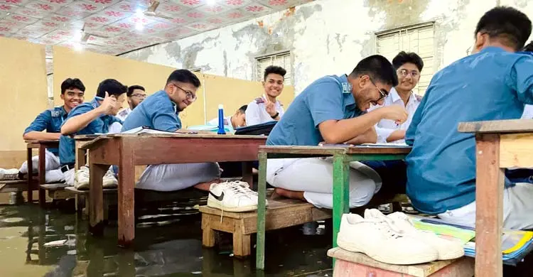 মাত্র সোয়া এক ঘণ্টার বৃষ্টিতে কুমিল্লা নগরীতে ভয়াবহ জলাবদ্ধতা সৃষ্টি হয়েছে। এতে ঈশ্বর পাঠশালা উচ্চ বিদ্যালয় কেন্দ্র বেঞ্চে পা তুলে পরীক্ষা দিয়েছে