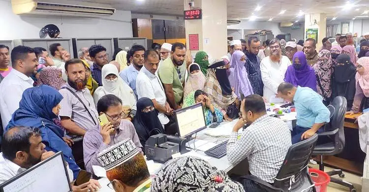 কুমিল্লায় ইসলামী ব্যাংক থেকে টাকা তোলার হিড়িক