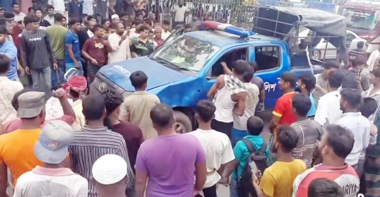 কুমিল্লায় পুলিশের ওপর হামলা-গাড়ি ভাঙচুরের ঘটনায় আট
