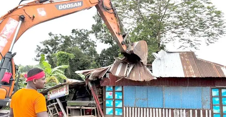 গোমতীর দুই পাড়ে পাউবোর অবৈধ স্থাপনা উচ্ছেদ