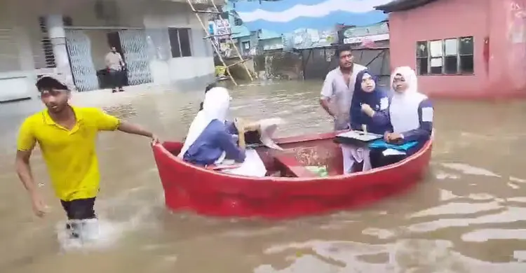 নৌকায় চড়ে কেন্দ্রে ঢুকলো এইচএসসি পরীক্ষার্থীরা