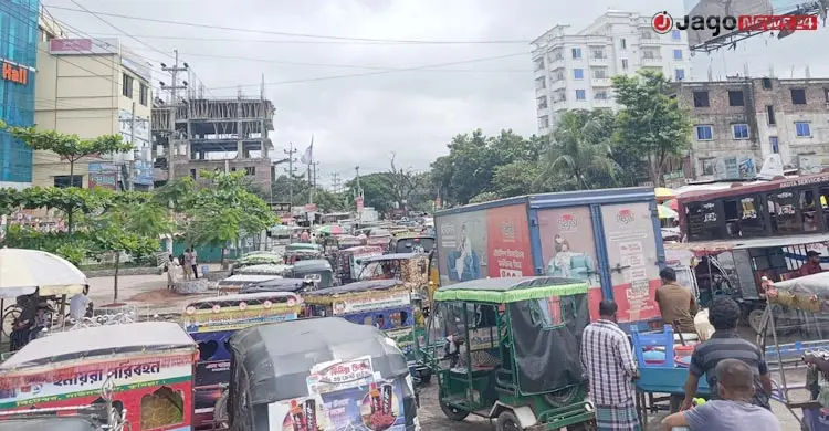 অবৈধ ফুটপাত আর অটোর দৌরাত্ম্যে অচল গৌরীপুর বাজার