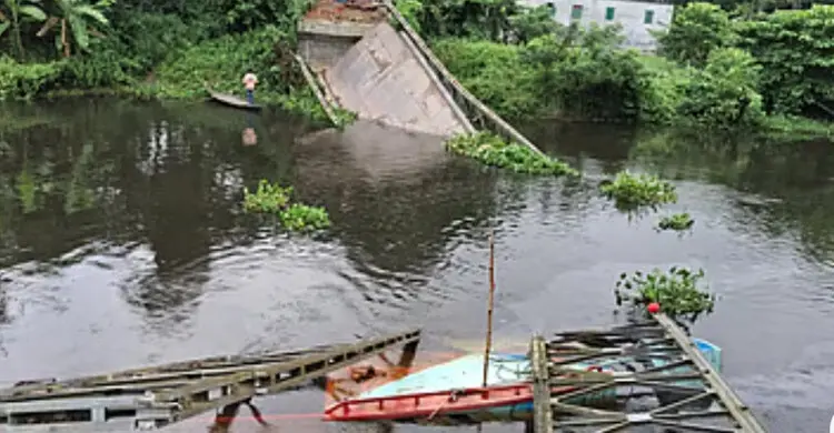 বাল্কহেডের ওপর ভেঙে পড়লো সেতু
