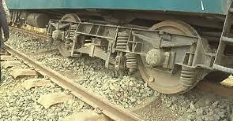কুমিল্লায় কর্ণফুলী ট্রেনের বগি লাইনচ্যুত