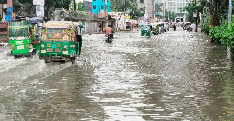 কুমিল্লা নগরীর প্রধান সমস্যা এখন জলাবদ্ধতা। ভারী বা মাঝারি বৃষ্টিপাতে পানি নামার ব্যবস্থা নেই। অপরিকল্পিত ড্রেনেজ ব্যবস্থা, দখল-দূষণে সংকুচিত নদী