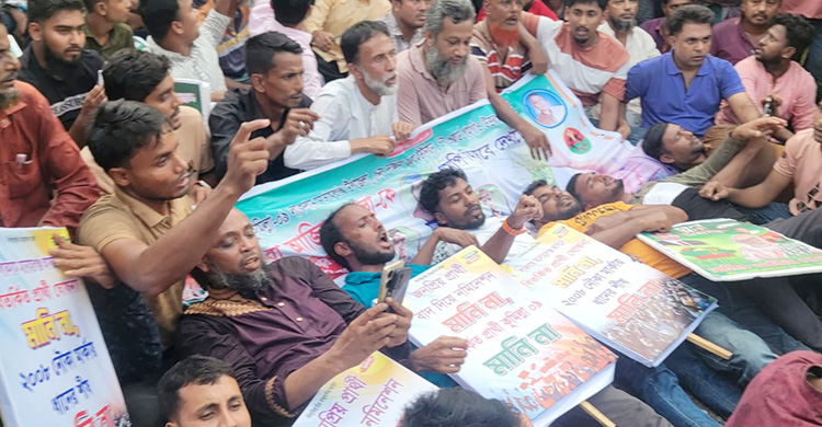 সামিরা আজিম দোলাকে মনোনয়ন না দেওয়ায় সড়ক অবরোধ