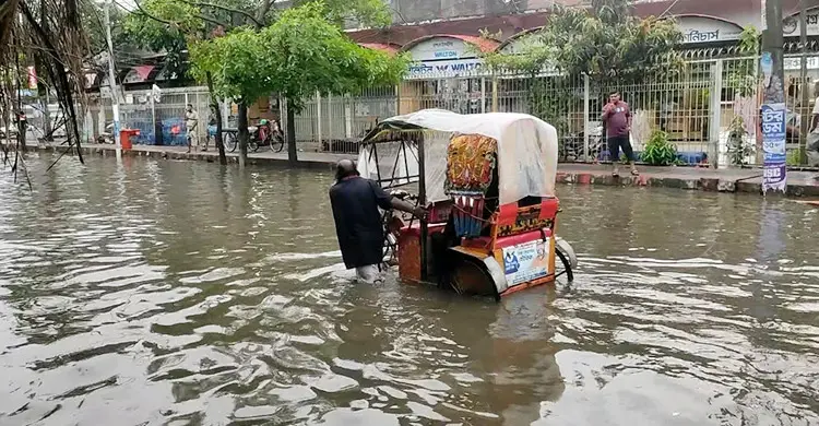 একঘণ্টার বৃষ্টিতে ডুবে গেছে কুসিকের সড়ক-অলিগলি