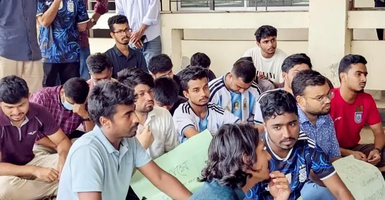 পরীক্ষা-ফল প্রকাশে বিলম্ব, কুবির আইন বিভাগে তালা