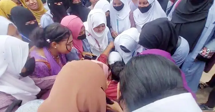 বদলি ঠেকাতে আন্দোলনে শিক্ষার্থীরা, কেঁদে মাটিতে লুটিয়ে পড়লেন শিক্ষক