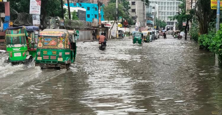 কুমিল্লা নগরীর প্রধান সমস্যা এখন জলাবদ্ধতা। ভারী বা মাঝারি বৃষ্টিপাতে পানি নামার ব্যবস্থা নেই। অপরিকল্পিত ড্রেনেজ ব্যবস্থা, দখল-দূষণে সংকুচিত নদী