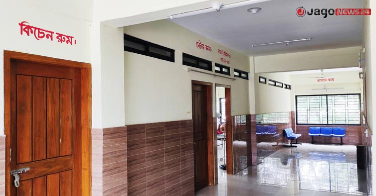 হাসপাতালে আসে না ডাক্তার, ফিরে যায় রোগীরা