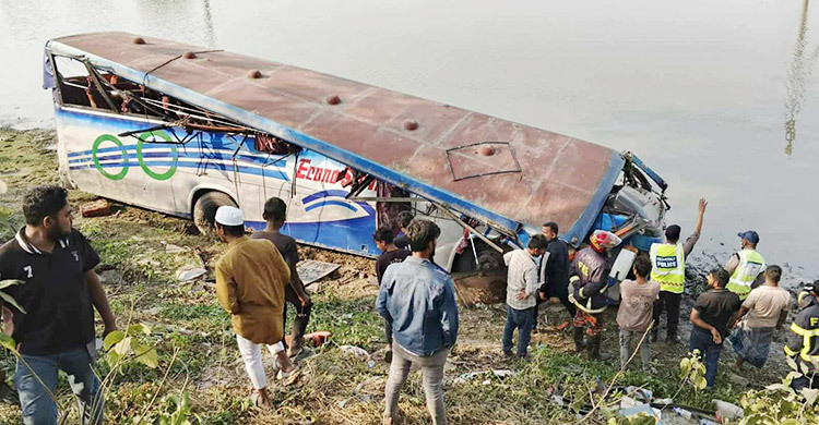 কুমিল্লায় বাসচাপায় অটোরিকশাচালকসহ নিহত ২