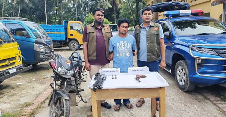 মোটরসাইকেলে বস্তায় রাখা ছিল অস্ত্র, যুবক গ্রেফতার