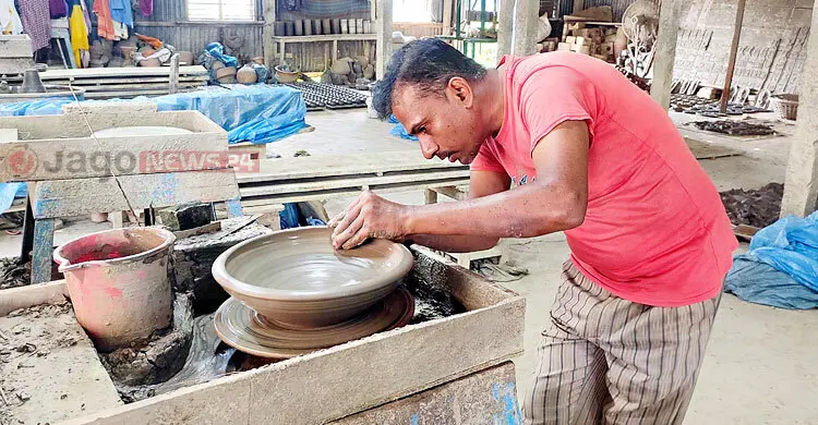 সংকটের মাঝেও ঐতিহ্যের টানে কর্মব্যস্ত মৃৎশিল্পীরা