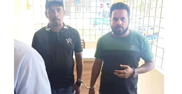 মাঠ প্রশাসনের কর্মকর্তাদের বিতর্কিত কর্মকাণ্ডে শুরুতেই বিব্রত সরকার