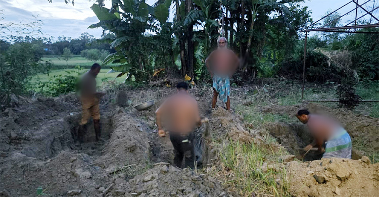 এগিয়ে আসেনি কেউ, কবর খুঁড়ছে গ্রাম পুলিশ