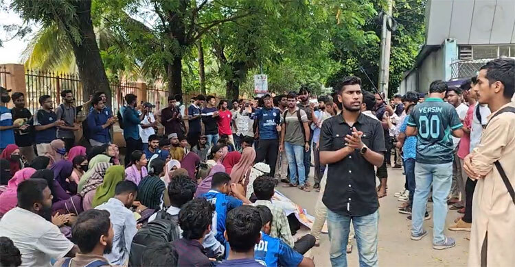 মাসহ কুবি ছাত্রীর মরদেহ উদ্ধার: বিচার চেয়ে সহপাঠীদের বিক্ষোভ