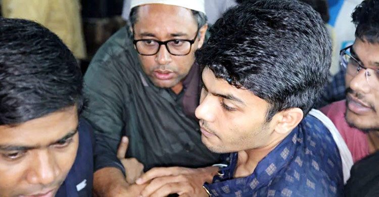 হলের সিট দখল করতে গিয়ে নিজ দলের কর্মীর নাক ফাটালেন ছাত্রদল নেতা