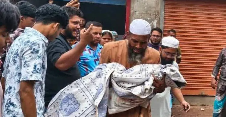 বাবার মোটরসাইকেল থেকে ছিটকে পড়ে গাড়ি চাপায় ছেলের মৃত্যু