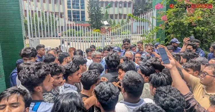 তিন দফা দাবিতে কুমিল্লা শিক্ষা বোর্ডের সামনে শিক্ষার্থীরা