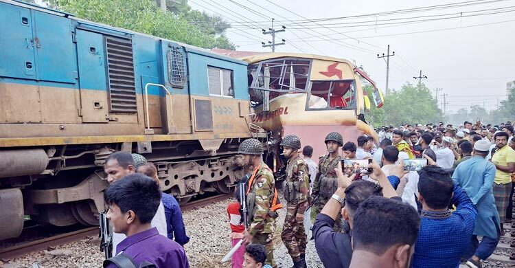 কুমিল্লায় বাস-ট্রেন সংঘর্ষের ঘটনায় দুই গেটম্যান বরখাস্ত