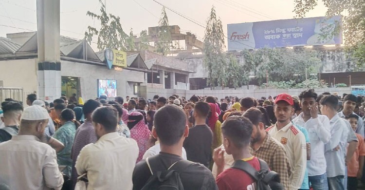 ‘সকাল পৌনে ১০টায় ট্রেন, টিকিটের জন্য সেহরি খেয়েই চলে এসেছি’