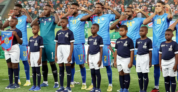 জাতীয় সংগীত না গেয়ে অভিনব প্রতিবাদ!