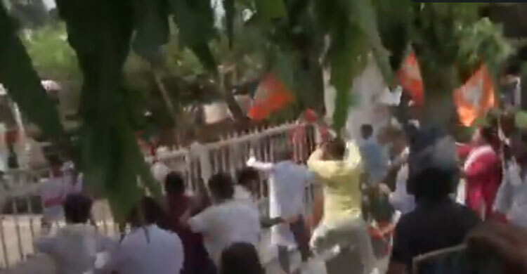 মোদীকে নিয়ে আপত্তিকর মন্তব্যের জেরে বিজেপি-কংগ্রেসের মারামারি