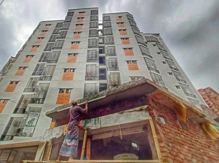 নির্মাণশ্রমিকের নিরাপত্তায় দরকার আইনি কাঠামো