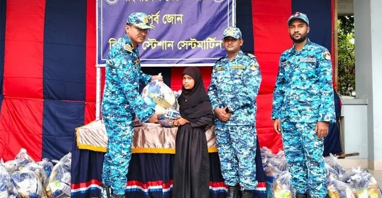 বৈরী আবহাওয়ায় সেন্টমার্টিনের ক্ষতিগ্রস্ত পরিবারের পাশে কোস্টগার্ড