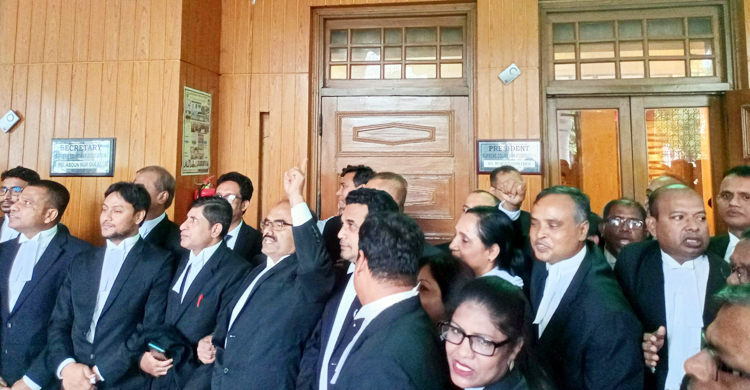 আওয়ামী লীগ-বিএনপিপন্থি আইনজীবীদের পাল্টাপাল্টি স্লোগান