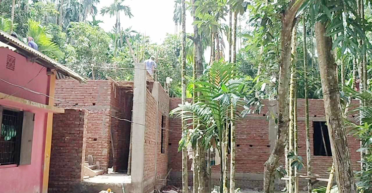 আদালতের নির্দেশ অমান্য, মানুষ খাইয়ে ভবনের ছাদ ঢালাই