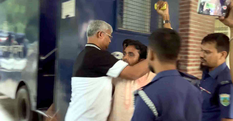 আ’লীগ নেতাদের ডিম নিক্ষেপ করতে এসে পুলিশ হেফাজতে ছাত্রদল নেতা