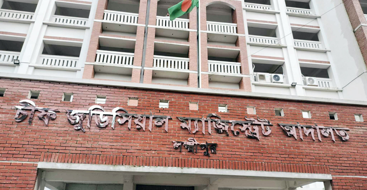 বিচারকের নির্দেশে কাঠগড়ায় আসামিকে থাপ্পড়!