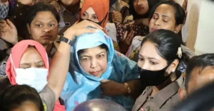 হুড়োহুড়িতে আদালতের সিঁড়িতে পড়ে গেলেন শিরীন শারমিন