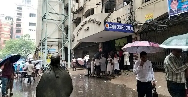 ব্যবসায়ীকে হত্যাচেষ্টা: অস্ত্র-গুলি সরবরাহের অভিযোগে দুই নারী কারাগারে