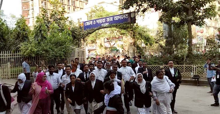 নিম্ন আদালতে বিএনপিপন্থি আইনজীবীদের আনন্দ মিছিল